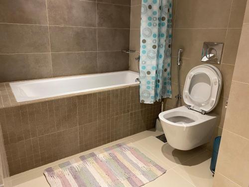 ein Badezimmer mit einem WC, einer Badewanne und einem Waschbecken in der Unterkunft Marlyn Paradys in Salalah