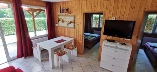 TV a/nebo společenská místnost v ubytování Fonyód Camping & Apartman