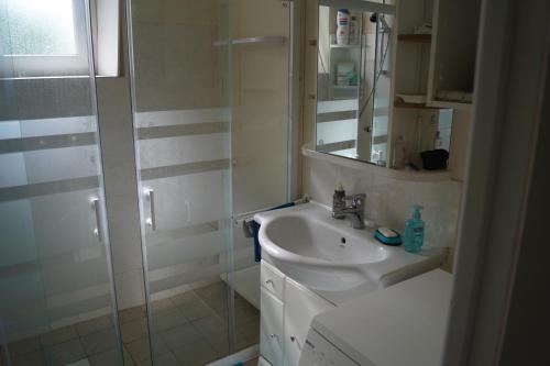 Ett badrum på Maison Auriac Lagast