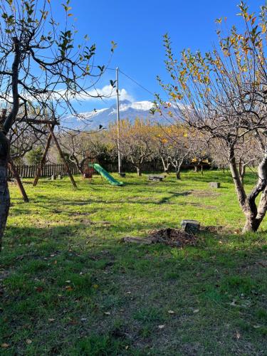 een park met een speeltuin met een glijbaan en bomen bij Idda ,ospitalità Siciliana . in Puntalazzo