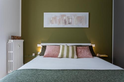 トリノにあるCasa del Monumento del Re by Wonderful Italyの緑の壁のベッドルーム1室(大型ベッド1台付)
