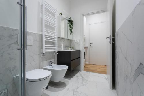 a white bathroom with a toilet and a sink at Casa del Monumento del Re by Wonderful Italy in Turin