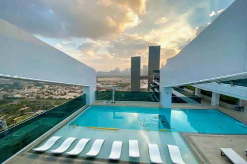 Bazén v ubytování GuestReady - Urban Lux Rooftop Pool Dubai Frame nebo v jeho okolí