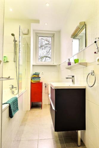 une salle de bain avec un lavabo et une douche dans l'établissement 