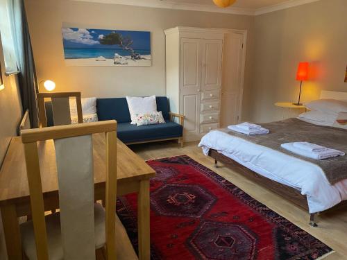 Gallery image of Suite with Bath in Guildford