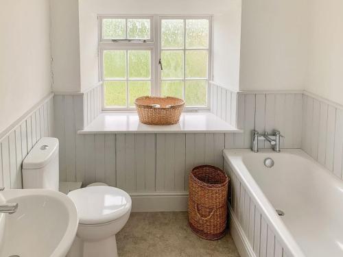 een badkamer met een toilet, een bad en een wastafel bij Marshalls Farm in Aston Ingham