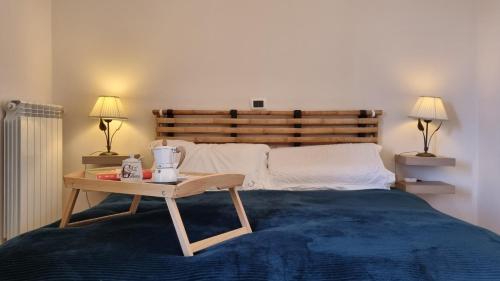 een slaapkamer met een bed en een tafel met een blender erop bij Remolo Home in Alatri