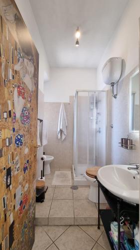 een badkamer met een douche, een toilet en een wastafel bij Remolo Home in Alatri