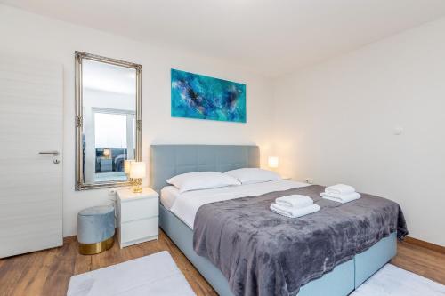 sypialnia z dużym łóżkiem i lustrem w obiekcie Villa LIO with private pool w mieście Linardići