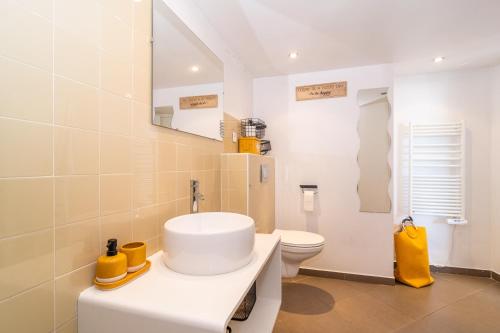 une salle de bain avec un lavabo blanc et des toilettes dans l'établissement Le Laeti - 600m plage - Verrière Côte d'Azur, à Cannes