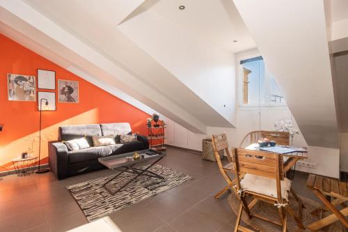 un salon avec un canapé et une table dans l'établissement Le Laeti - 600m plage - Verrière Côte d'Azur, à Cannes