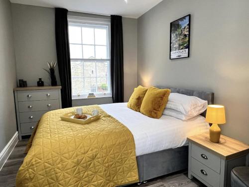 een slaapkamer met een bed en een dienblad bij Luxury Harrogate Flat with Free Parking in Harrogate