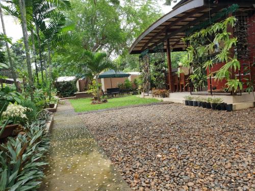 Taman di luar DIAKOPES INN