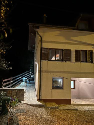 Το κτήριο όπου στεγάζεται  η παραθεριστική κατοικία