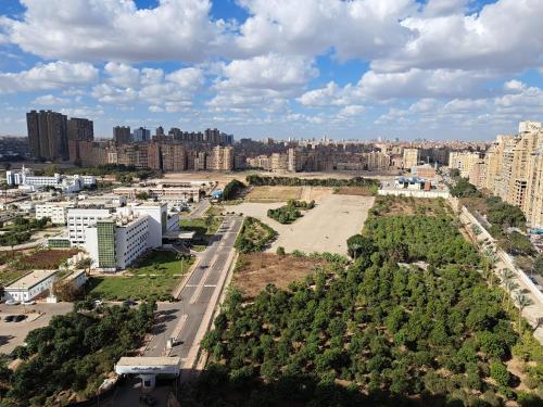een luchtzicht op een stad met hoge gebouwen bij Three bedrooms apartment Nile view maadi in Caïro