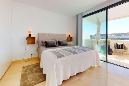 - une chambre avec un grand lit et un balcon dans l'établissement Luxury Townhouse in La Cala De Mijas, à La Cala de Mijas