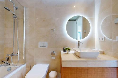 La salle de bains est pourvue d'un lavabo, d'un miroir et d'une baignoire. dans l'établissement Luxury Townhouse in La Cala De Mijas, à La Cala de Mijas