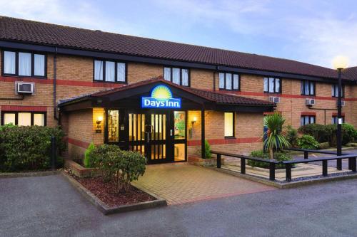 a building with a sign that reads day inn at Days Inn London Stansted Airport in Stansted Mountfitchet