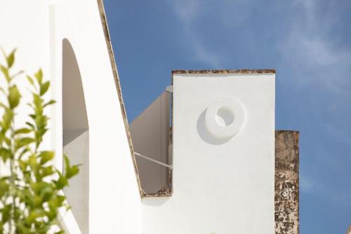 a window on the side of a white building at Don Alfonso Dimora D'epoca in Racale