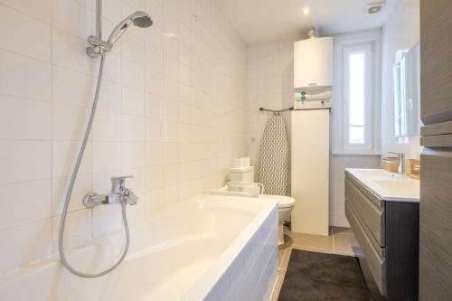 Et badeværelse på Penthouse une chambre idéalement situé