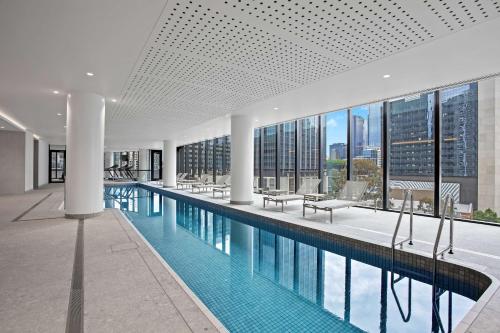 basen z widokiem na budynek w obiekcie Adina Apartment Hotel Melbourne Southbank w Melbourne