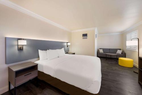 Un ou plusieurs lits dans un hébergement de l'établissement Comfort Inn Gilroy