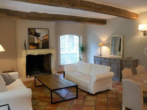 sala de estar con muebles blancos y chimenea en Lovely holiday home in Le Luc provence with private pool, en Le Luc