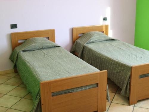 A bed or beds in a room at Tranquility in the center of Lazise, neraby the lake