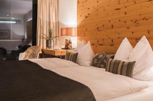 クレッヒにあるWinzervilla Klöchの大きなベッドと木製の壁が備わるベッドルーム1室が備わります。