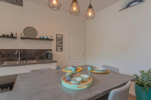 a kitchen with a table with plates and bowls on it at Superbe appartement 2 chambres dans un clos privé proche de Waterloo in Genappe