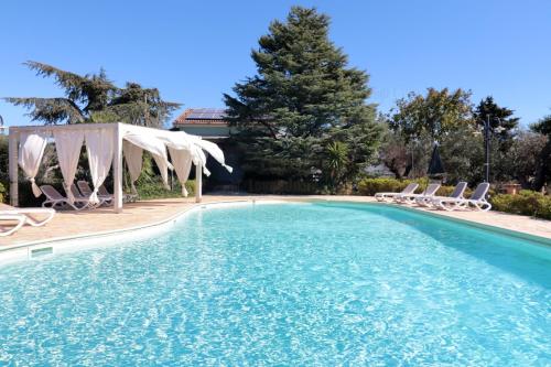 Villa Frande con piscina e campo calcetto tennis