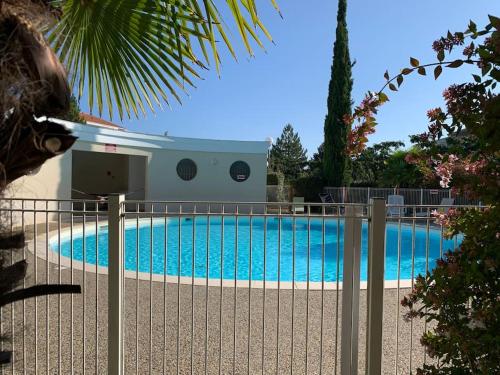 Bazén v ubytování Appartement à Royan avec accès piscine nebo v jeho okolí
