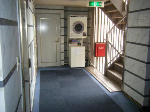un pasillo con lavadora y secadora en un edificio en Sunplaza Rinkai, en Osaka