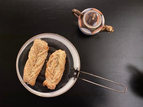 a frying pan with two pieces of bread in it at The Museum - Au Lit, Jérôme! in Antwerp
