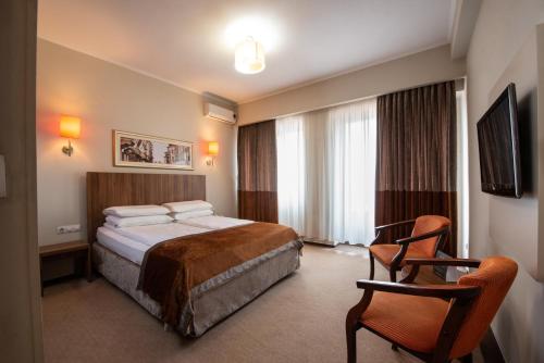 Un pat sau paturi într-o cameră la Hotel Ambasador
