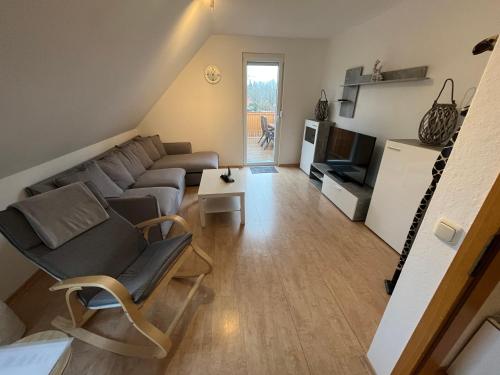 sala de estar con sofá y TV en Sonnenschein en Uelzen