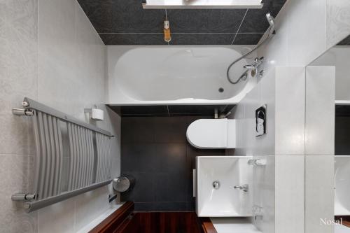 Ein Badezimmer in der Unterkunft RentPlanet - Śpiący Rycerz