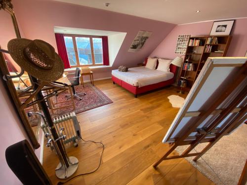 une chambre avec un tableau et un lit dans une chambre dans l'établissement Artist's Loft & Garden, à Gand
