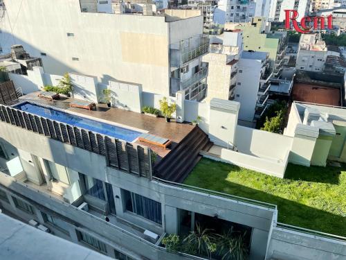 una vista aérea de un edificio con patio en Rent2888 Italiano en Buenos Aires