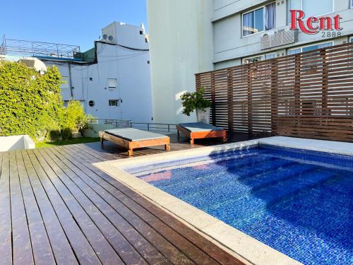 una piscina en una terraza junto a un edificio en Rent2888 Italiano en Buenos Aires