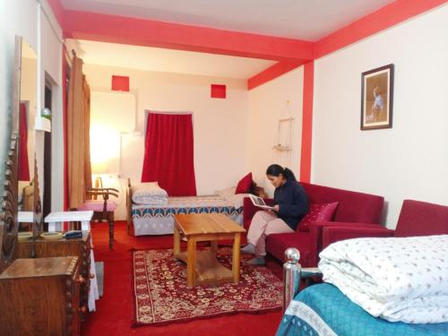 Posezení v ubytování Aakeet Lyang Homestay