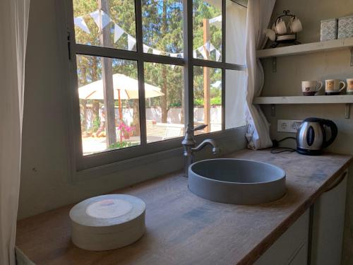 a kitchen counter with a sink and a window at Finca Filpi in Chiclana de la Frontera