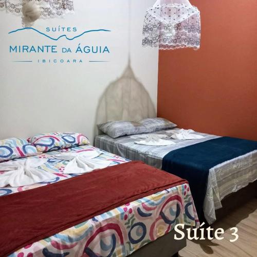 En eller flere senger på et rom på Suítes Mirante da Águia