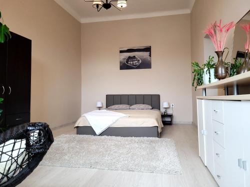 - une chambre avec un lit et une commode dans l'établissement Cozy 2 room apartment in the Oldtown of Klaipeda, à Klaipėda
