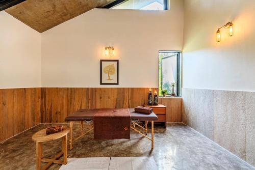 Ruang duduk di SaffronStays Moira, Kamshet