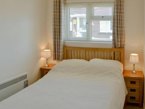 1 dormitorio con 1 cama blanca grande y 2 lámparas en Silver Bream en Brundall