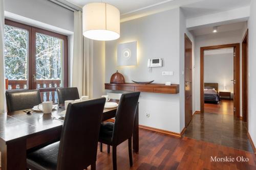 Ein Sitzbereich in der Unterkunft RentPlanet - Śpiący Rycerz