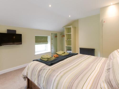 - une chambre avec un lit et 2 serviettes dans l'établissement Ivy Cottage, à Beck Hole