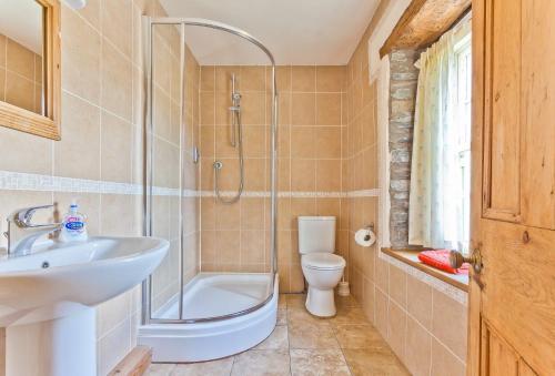 y baño con lavabo, ducha y aseo. en The Old Post Cottage, Coniston, en Coniston