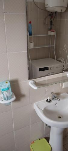 Un baño blanco con lavabo e inodoro. en Edzina Meublée, en Libreville